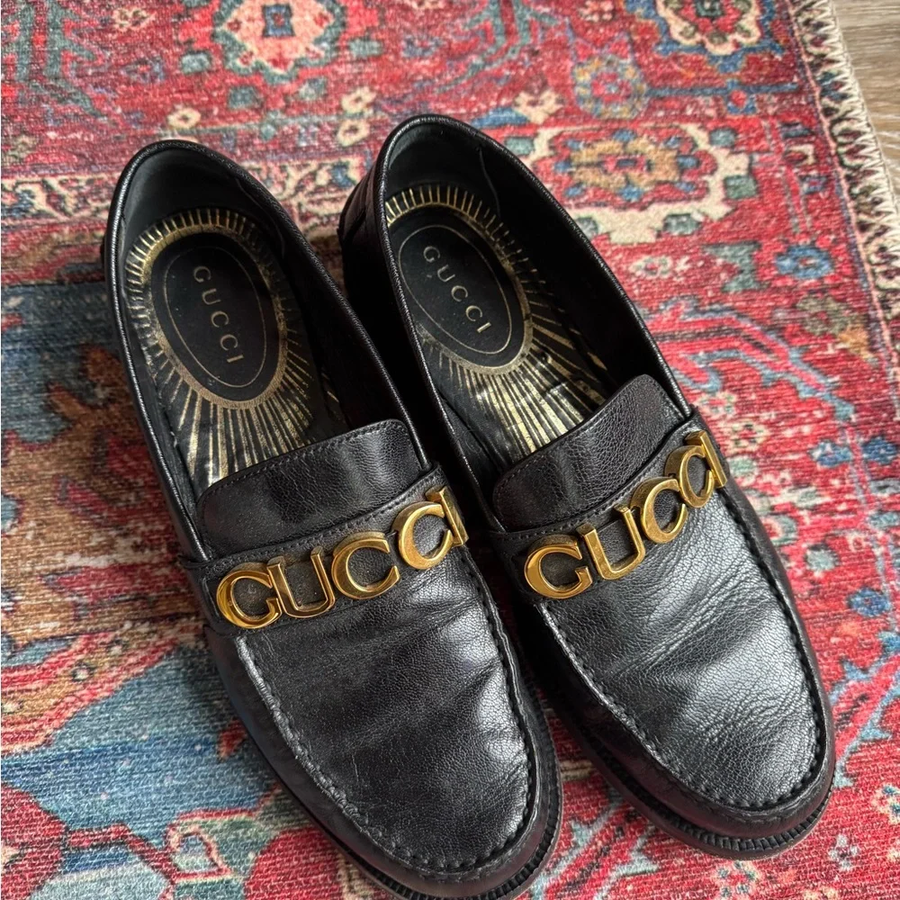 Gucci Woman’s Leather Logo Loafers with Gold Hardware Sz 39.5 or woman’s 9.5 - Picture 2 of 4